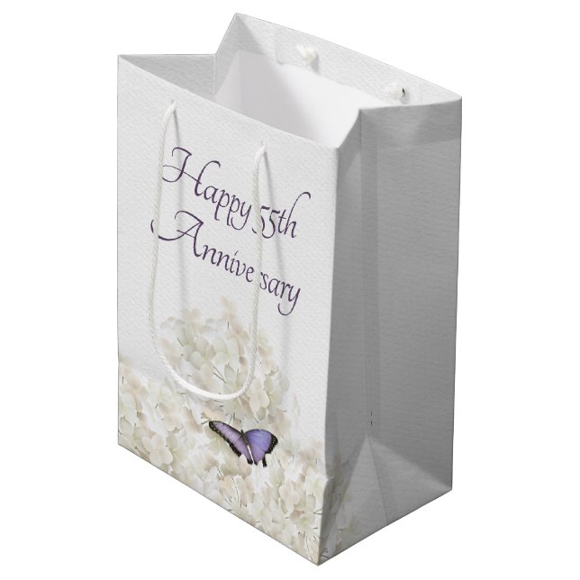 Schmetterling auf White Hydrangea 55 Jahre alt Mittlere Geschenktüte (Vorderseite Schrägansicht)