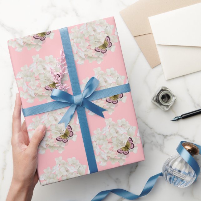 Schmetterling auf White Hydrangea Geschenkpapier (Schenken)