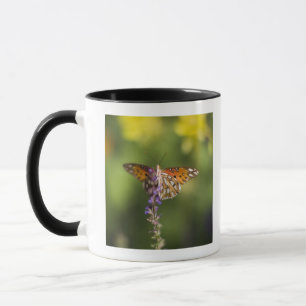 Schmetterling auf Wildblumen Tasse