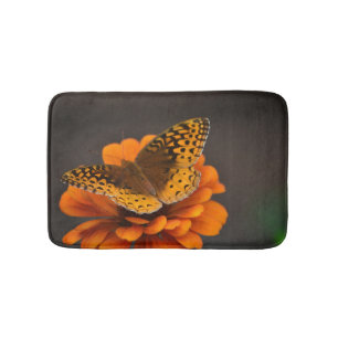 Schmetterling auf Zinnia Bath Mat Badematte