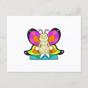 Schmetterling beim Yoga im Schneidersitz Postkarte