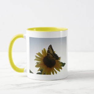 Schmetterling, der an der Dämmerung stillsteht Tasse