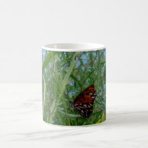 Schmetterling durch den Fluss Kaffeetasse