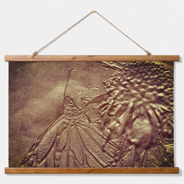 Schmetterling in brauner Natur Wandteppich Mit Holzrahmen (Vorne)