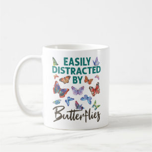 Schmetterling leicht von Schmetterlingen abgelenkt Kaffeetasse