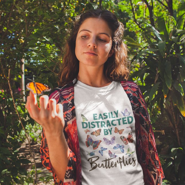 Schmetterling leicht von Schmetterlingen abgelenkt T-Shirt (Von Creator hochgeladen)