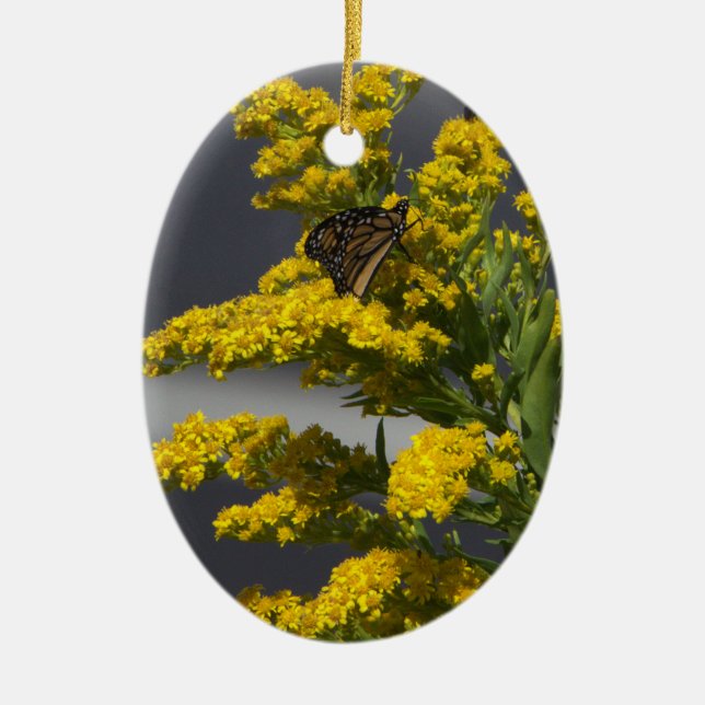 Schmetterling mit gelben Wildblumen Keramik Ornament (Vorne)
