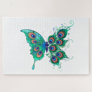 Schmetterling mit grünen Pfauenfedern