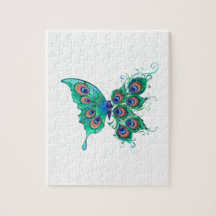 Schmetterling mit grünen Pfauenfedern