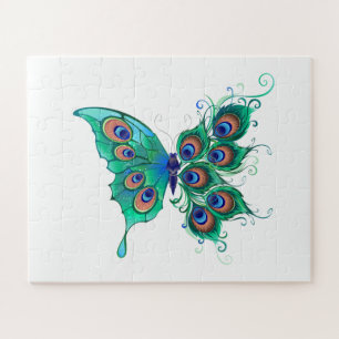 Schmetterling mit grünen Pfauenfedern