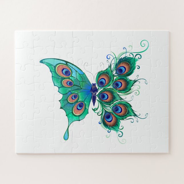 Schmetterling mit grünen Pfauenfedern (Horizontal)