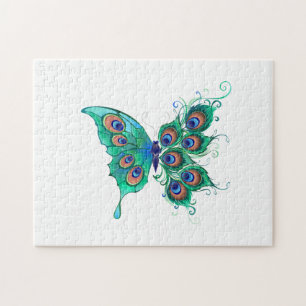 Schmetterling mit grünen Pfauenfedern