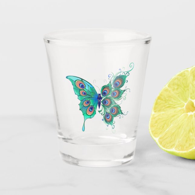 Schmetterling mit grünen Pfauenfedern Schnapsglas (Vorderseite)