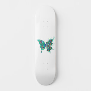 Schmetterling mit grünen Pfauenfedern Skateboard