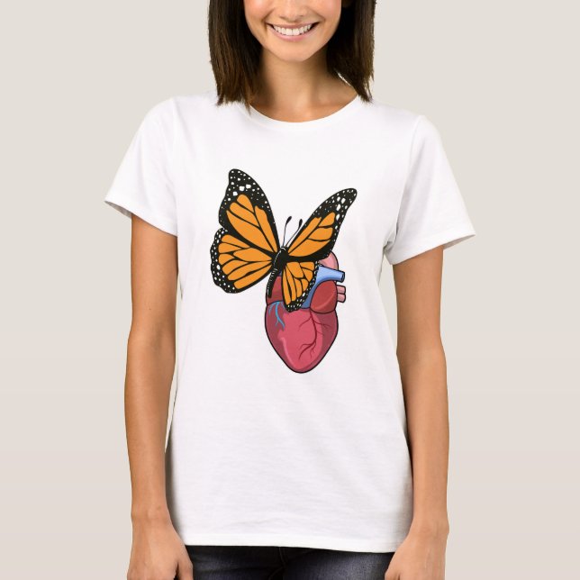 Schmetterling mit Herz T-Shirt (Vorderseite)