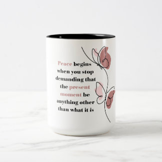 Schmetterling-Tasse mit Zitat 'Frieden beginnt im  Zweifarbige Tasse