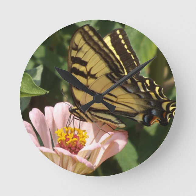 Schmetterling und Blume Runde Wanduhr (Vorderseite)
