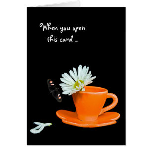 Schmetterling und Daisy in Teetasse