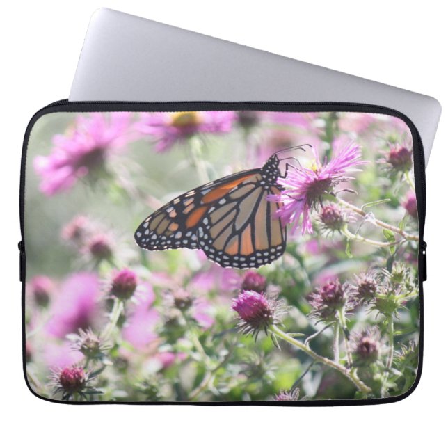 Schmetterling und Lila Blume Laptopschutzhülle (Vorderseite)