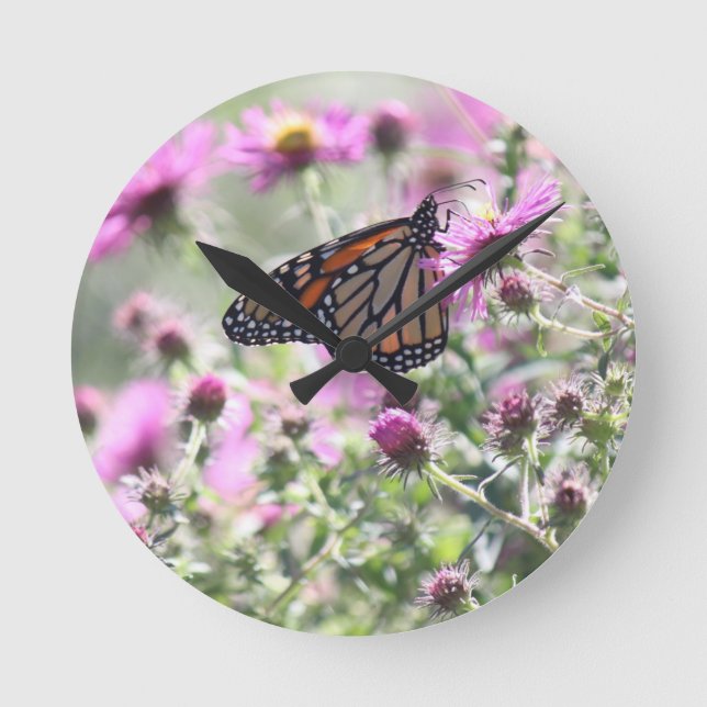 Schmetterling und Lila Blume Runde Wanduhr (Vorderseite)