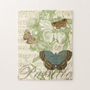 Schmetterlinge auf Notenpapier mit Blumendesign