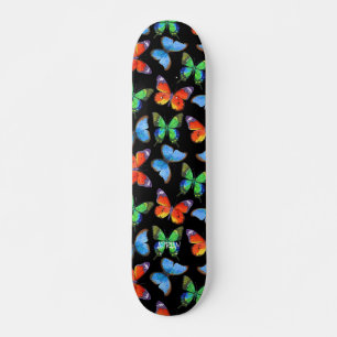 Schmetterlinge auf Schwarz und Name oder Text Skateboard