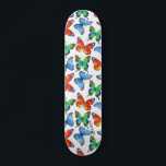 Schmetterlinge auf Weiß und Name oder Text Skateboard<br><div class="desc">Stell dich mit diesen einzigartigen Schmetterlingen auf der weißen Skateboard aus. Füllen Sie bitte Ihren Namen oder Text aus.</div>