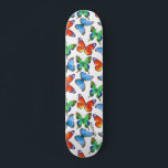 Schmetterlinge auf Weiß und Name oder Text Skateboard<br><div class="desc">Stell dich mit diesen einzigartigen Schmetterlingen auf der weißen Skateboard aus. Füllen Sie bitte Ihren Namen oder Text aus.</div>