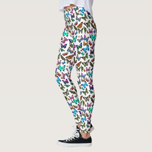Schmetterlinge, die durch die Leggings der Frauen (Links)