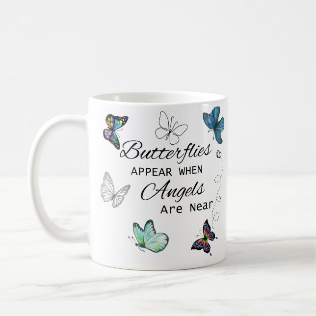 Schmetterlinge erscheinen, wenn Engel nahe der Tas Kaffeetasse (Links)