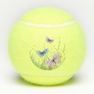 Schmetterlinge fliegen in Tennisbälle der Natur