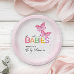 Schmetterlinge mit zwei Mädchen-Babydusche Pappteller<br><div class="desc">Die Teller sind mit zwei rosafarbenen Schmetterlingen ausgestattet,  die für ein zweibeiniges Mädchenthema geeignet sind. Das Design wird mit dem spielerischen Text "due with two BABIES" betont,  der eine trendige Handschrift mit mehrfarbigen Blockbuchstaben für eine skurrile Papierplatte kombiniert.</div>