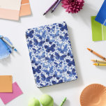 Schmetterlinge Muster Watercolor Blau iPad Pro Cover<br><div class="desc">Indigoblau-weiße Schmetterlingsfarbe. Originelle Kunst von Nic Squirrell.</div>