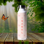Schmetterlinge pfirsichgoldene Rose Trinkflasche<br><div class="desc">Pfirsichfarbener Hintergrund mit rosa und goldenen Schmetterlingen aus Rose. Personalisieren Sie Ihren Namen und fügen Sie ihn hinzu. Pfirsichfarbene Buchstaben.</div>