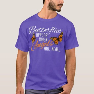 Schmetterlinge tauchen auf, wenn Engel nahe dem Mo T-Shirt