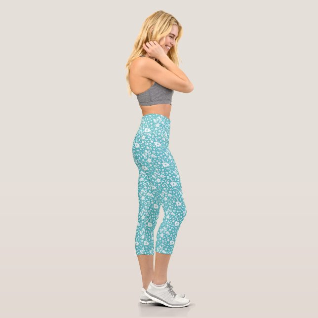 Schmetterlinge und Blume auf Aqua Capri Leggings (Rechts)