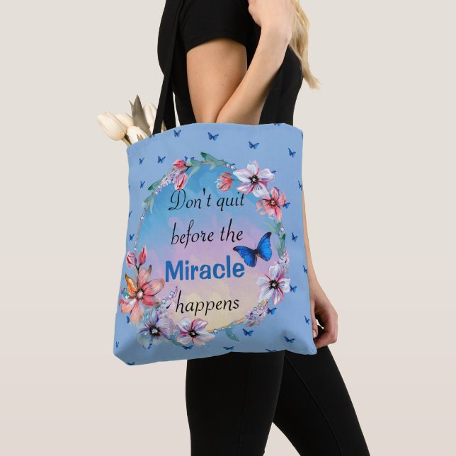 Schmetterlinge und Blume Positives Mindset-Zitat Tasche (Von Nahem)