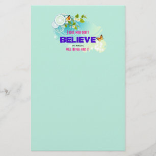 Schmetterlinge und Blüten der Blume mit magischem Briefpapier