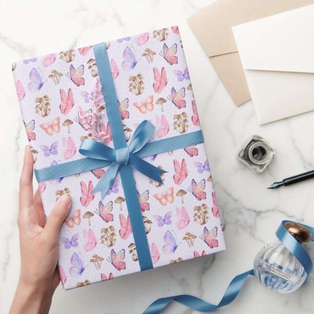 Schmetterlinge und Pilze auf blassem Lila Geschenkpapier (Schenken)