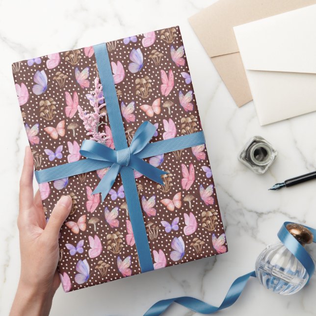 Schmetterlinge und Pilze auf Brown Geschenkpapier (Schenken)