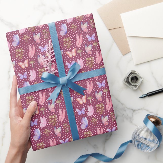 Schmetterlinge und Pilze auf dunkelrosa Geschenkpapier (Schenken)