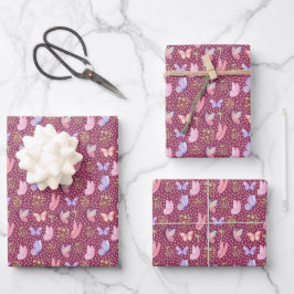 Schmetterlinge und Pilze auf dunkelrosa Geschenkpapier Set