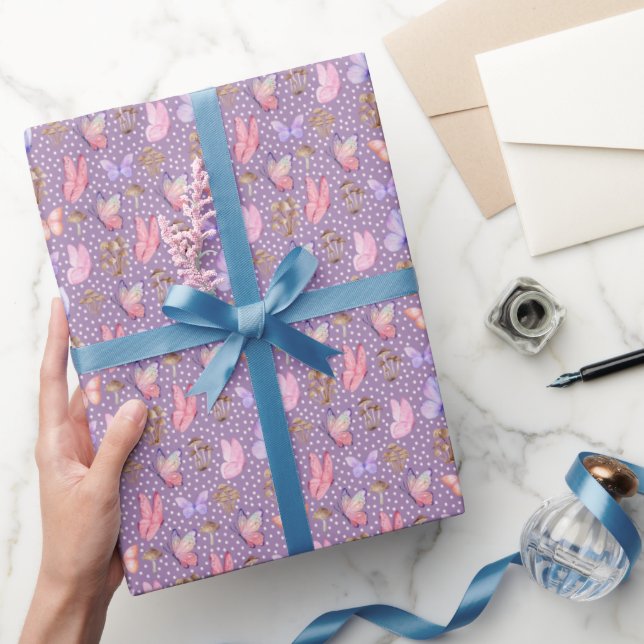 Schmetterlinge und Pilze auf Lila Geschenkpapier (Schenken)