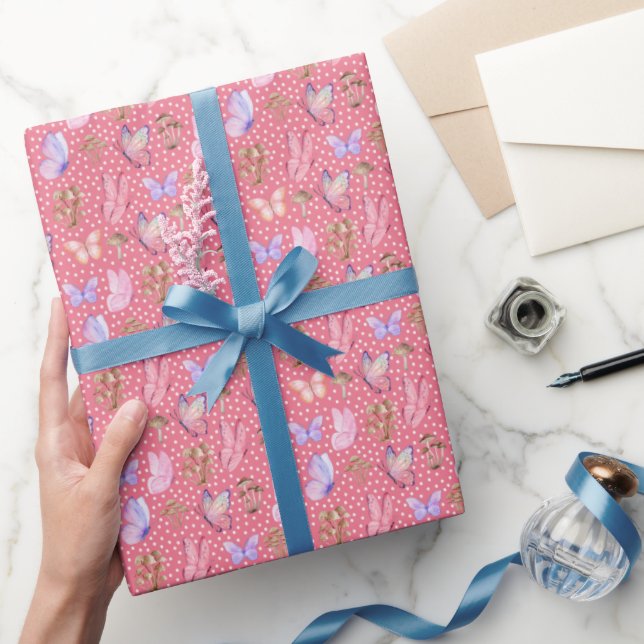 Schmetterlinge und Pilze auf rosa Rosa Geschenkpapier (Schenken)