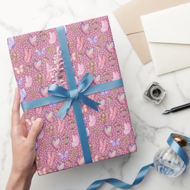 Schmetterlinge und Pilze auf violett rosa Geschenkpapier (Schenken)