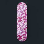 Schmetterlinge Wasserfarbe Magenta Rosa Skateboard<br><div class="desc">Magenta rosa und weiße Aquarellmalt Schmetterlingsmalerei.</div>