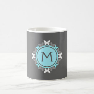 Schmetterlings-Kranz-Monogramm-weißes Eis-blaues Kaffeetasse