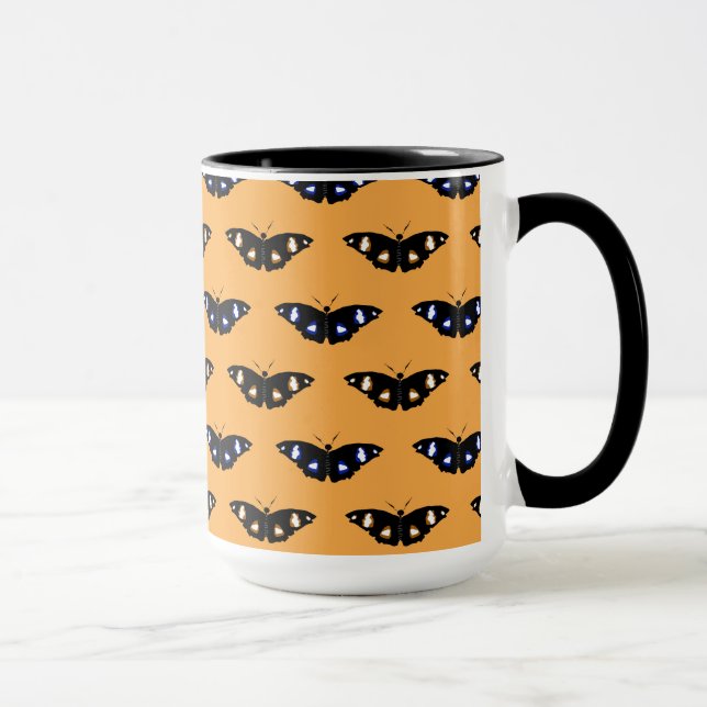 Schmetterlingsmuster auf orangefarbenem Hintergrun Tasse (Rechts)