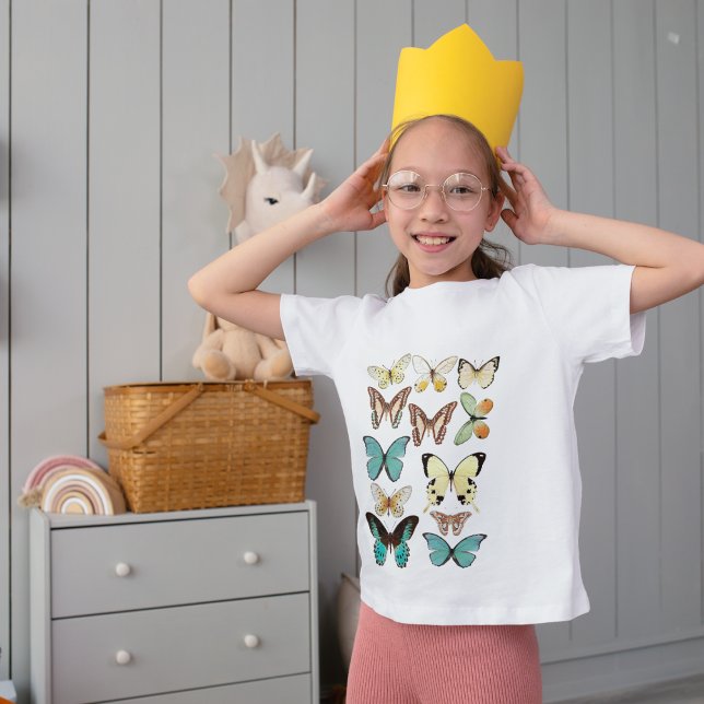 Schmetterlingsmuster Kleinkind T-shirt (Dress in comfort, style, and enchantment.
Soft cream butterflies for a chic toddler look 🦋👶)