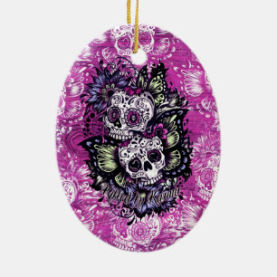 Schmetterlingszuckerschädel auf rosa hölzerner keramikornament